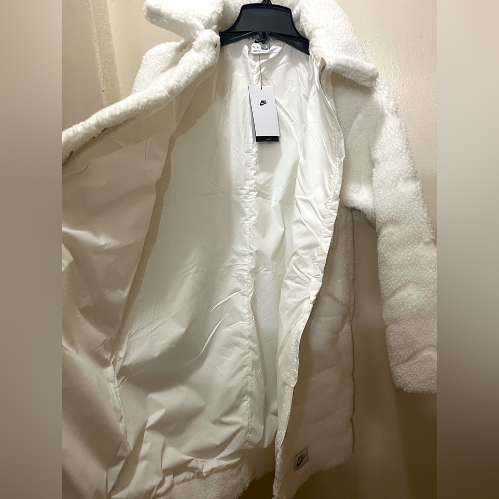 Nike Women’s Loose Fit Sherpa White Coat - Picture 10 of 16